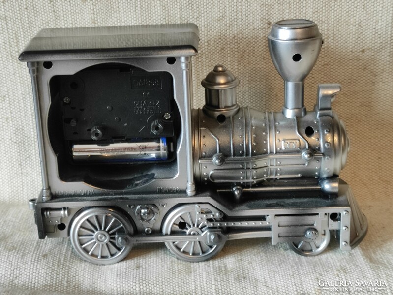 Table clock in the shape of a steam locomotive from the legacy of the photographer 