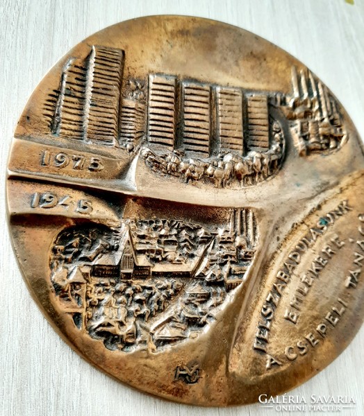 CSEPEL 1975 Felszabadulásunk emlékére  A csepeli tanács 1945-1975 bronz plakett 11,7 cm Szignózott