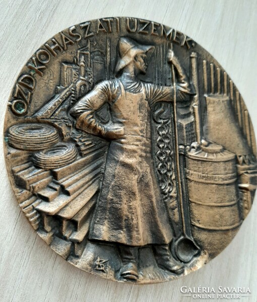 Ózd Kohászati Üzemek bronz plakett saját dobozában Kóbor Sándor szignóval  9,6 cm