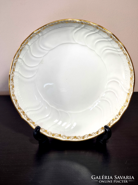 *KPM Berlin porcelán tányér, aranyozott szegéllyel díszítve, XIX.szd közepe körül.