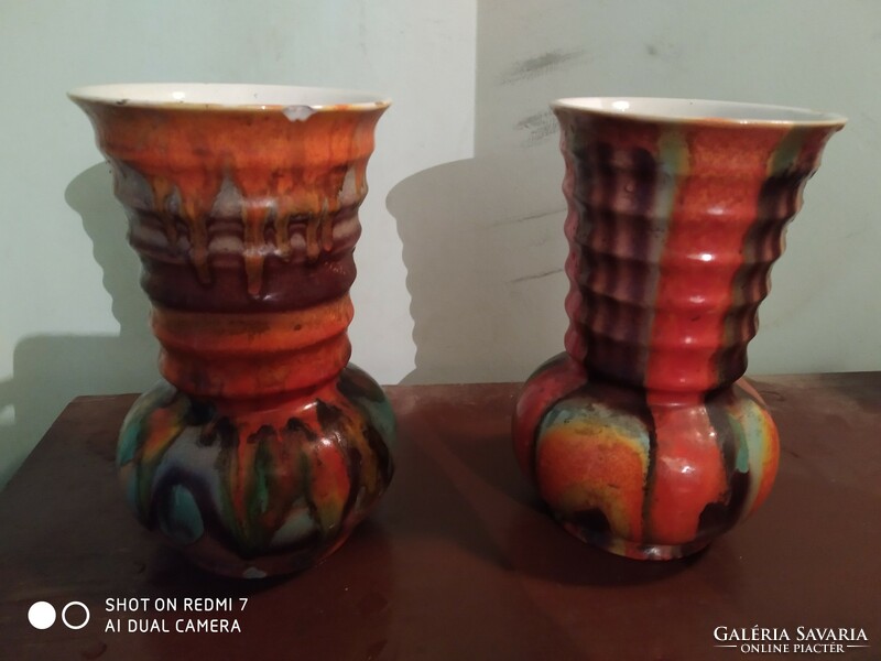 Kőbánya/Kispest festett-mázas kerámia vázák.