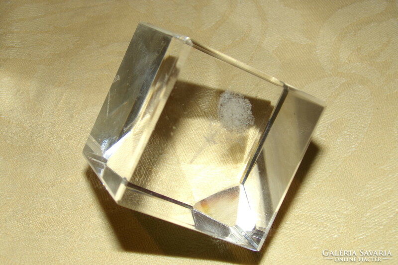 Glass cube with a flower engraved in the center of crystal glass 4x4x4 cm