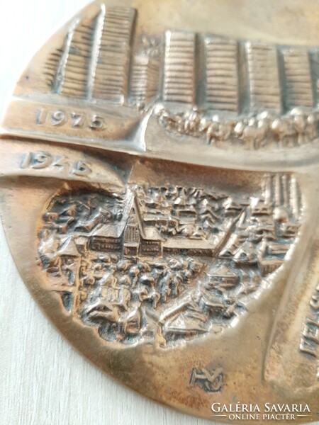 CSEPEL 1975 Felszabadulásunk emlékére  A csepeli tanács 1945-1975 bronz plakett 11,7 cm Szignózott