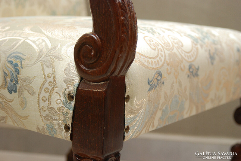 Barokk stílusú karfás fotel - akár egy modern kastély darabja...