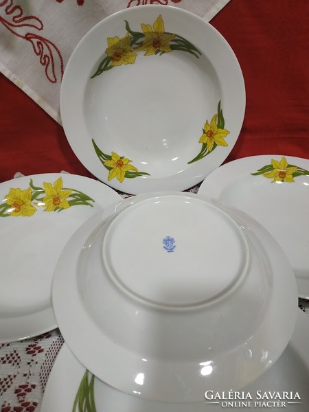 Plain porcelain deep plates with narcissus pattern