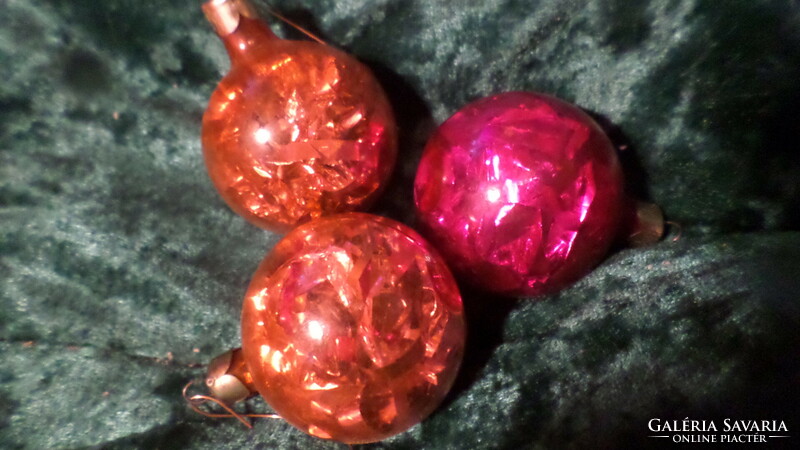 3 retro glass Christmas tree decorations filled with lamellae stripes in one. They are about 4-4.5 cm.
