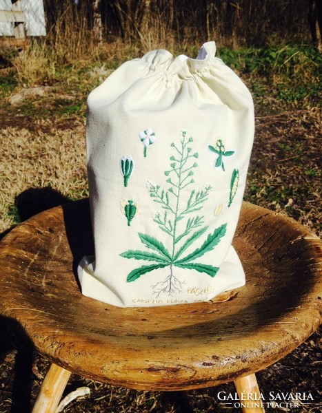 Embroidered herbal bag with shepherd's bag pattern