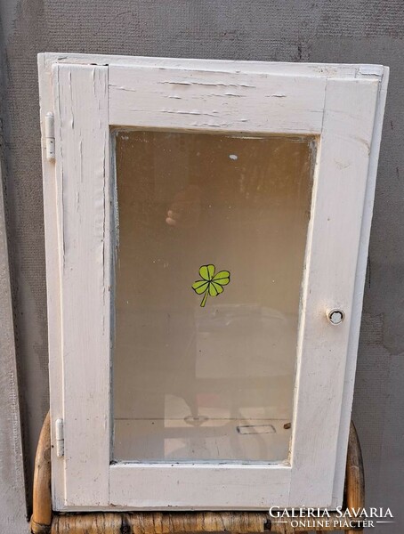 Régi fehér festett kis vitrin , fali gyógyszertartó szekrény.