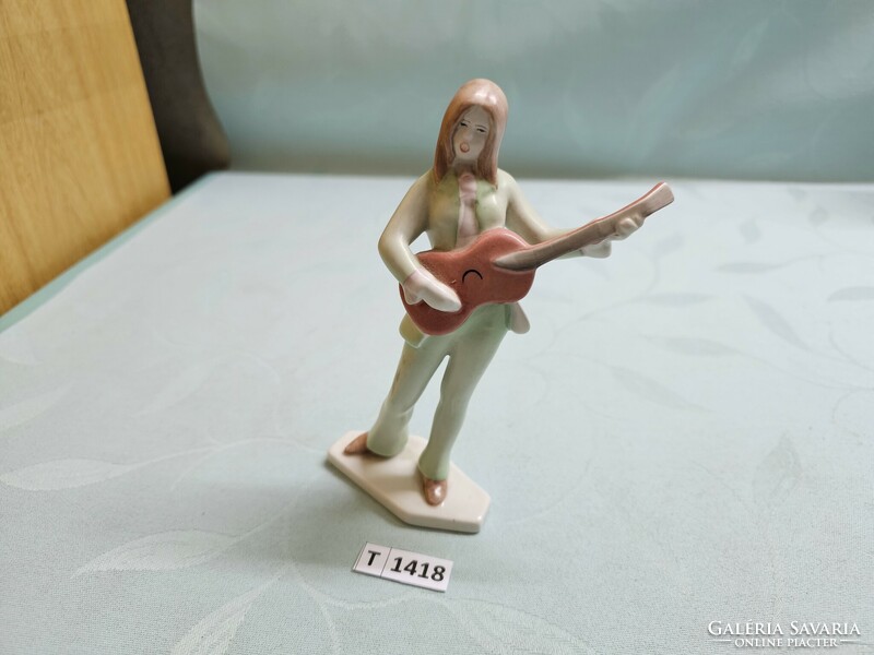 T1418 aquincum girl with guitar 16 cm