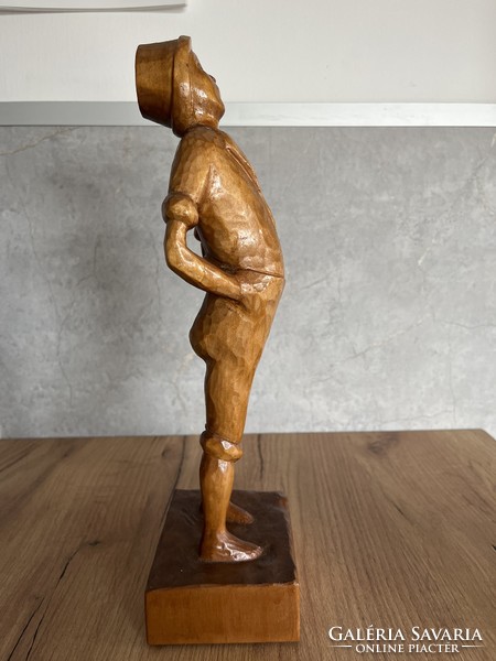 Fiú faragott lakkozott fa szobor 36 cm