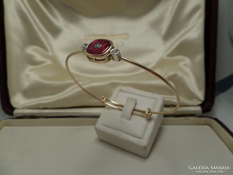 Arany huzal karkötő szintetikus rubinnal és brillekkel