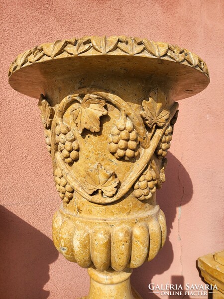 Imposing marble caspo with double, vine decoration