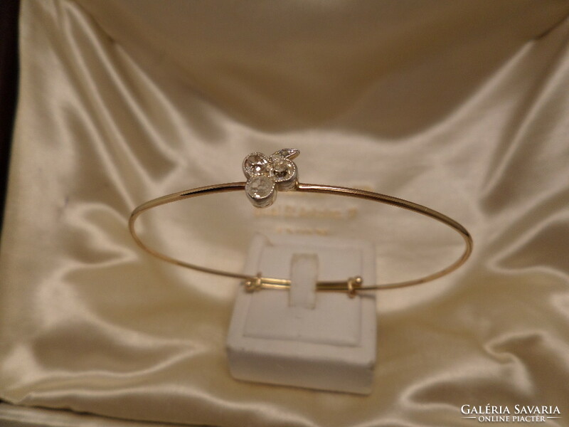 Gold wire bracelet with brillar clover