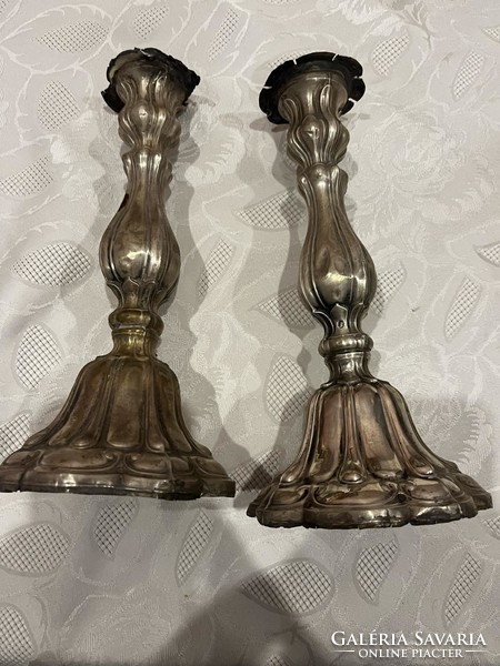 Silver candle holder. In bad condition.