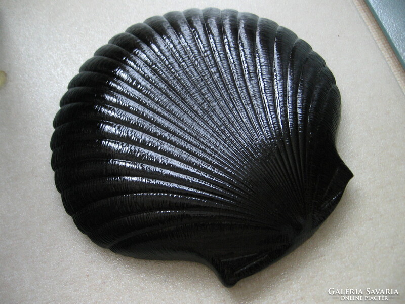 Black glass shell-shaped plate