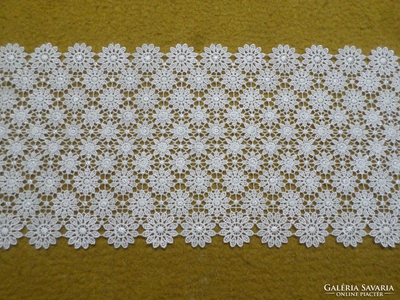 White floral lace. 2M x 20cm.