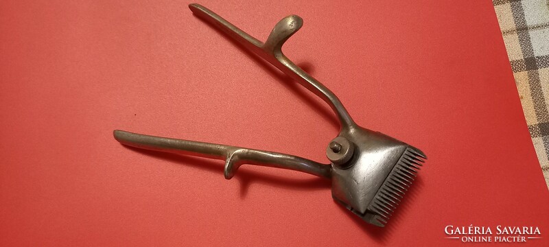 Manual hair clipper made of metal, Léber Kalmán with Budapest mark