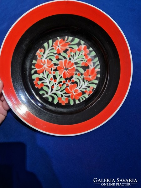 Hollóházi porcelán fali dísztányér piros fekete festésű középen virágmintás