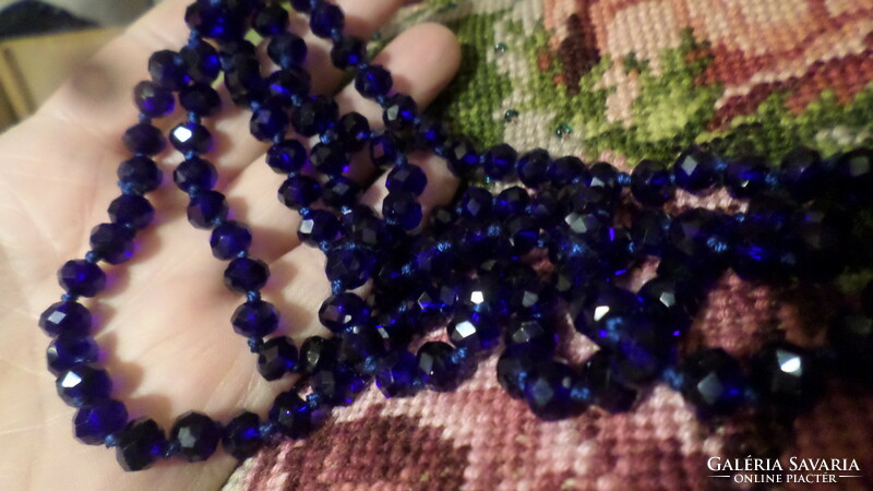 118 Cm necklace made of blue crystal beads, knotted per eye, without clasp.