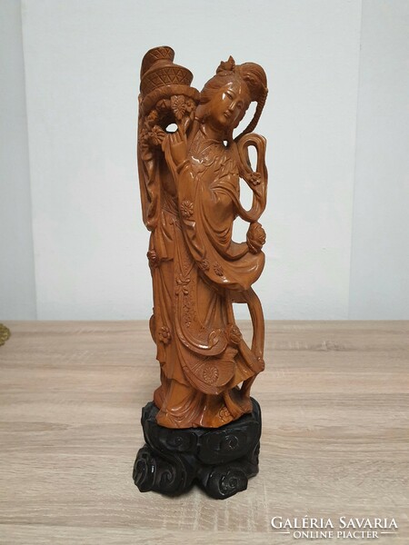 Gésát ábrázoló keleti faragott szobor.
