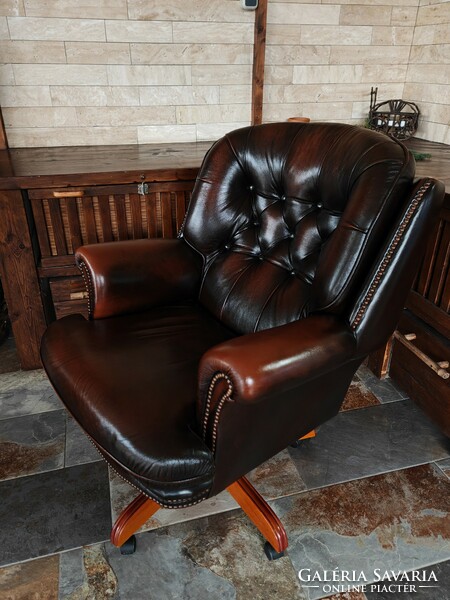 Large classic genuine leather chesterfield swivel armchair in excellent condition