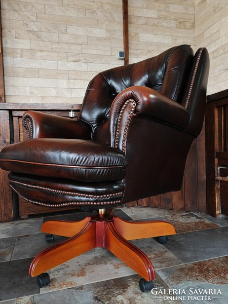 Csodás állapotú nagyméretű klasszikus valódi bőr Chesterfield forgószék forgó fotel