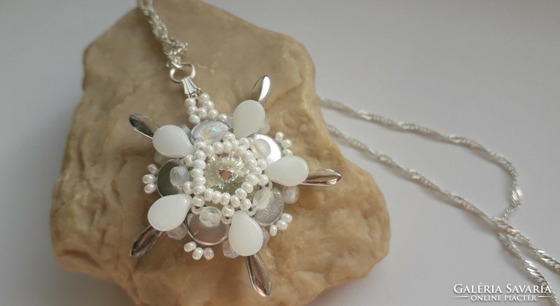 Lora's flower with pendant necklace