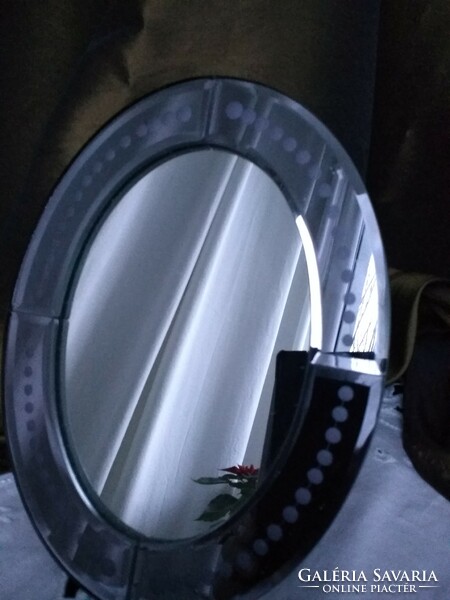 Table or wall-hanging mirror