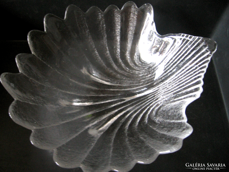 Shell-shaped glass bowl