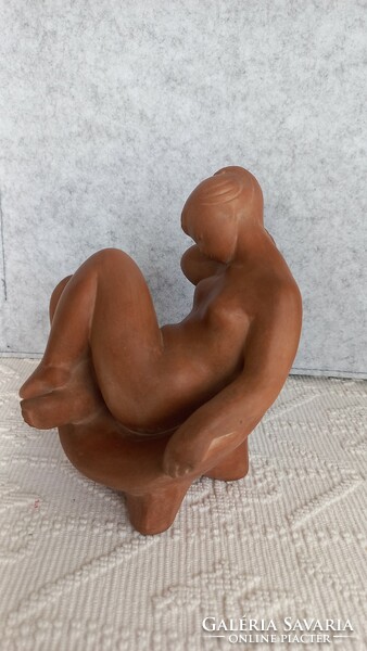 Kucs Béla (1925-1984) terrakotta ülő női akt szobor, a művész kézjegyével jelzett