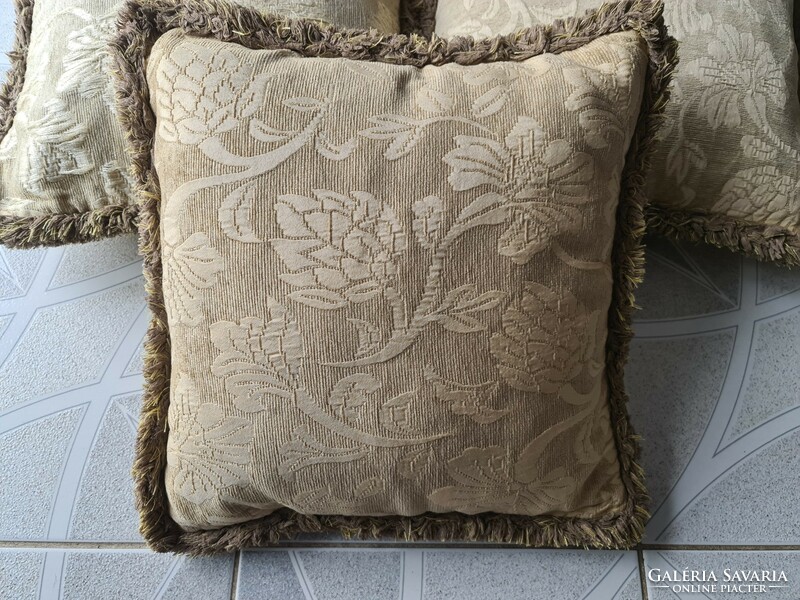 3 decorative pillows