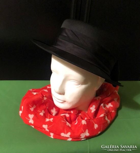 Elegáns,márkás fekete női kalap,piros mintás sállal.