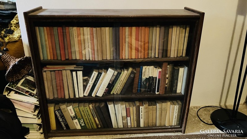 Showcase bookshelf