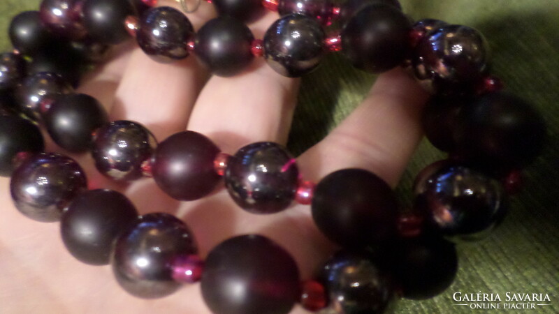 Necklace of 51 cm, larger, dark red, shiny and matte glass beads.