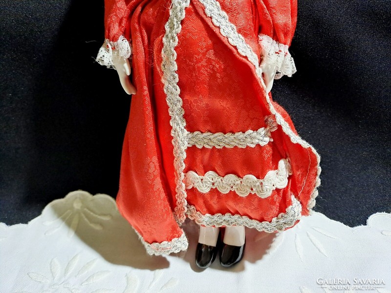 Retro porcelán (feje, keze, lába) baba piros ruhában 21 cm