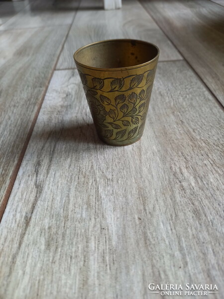 Szép régi vésett réz pohár (5,8x5 cm)