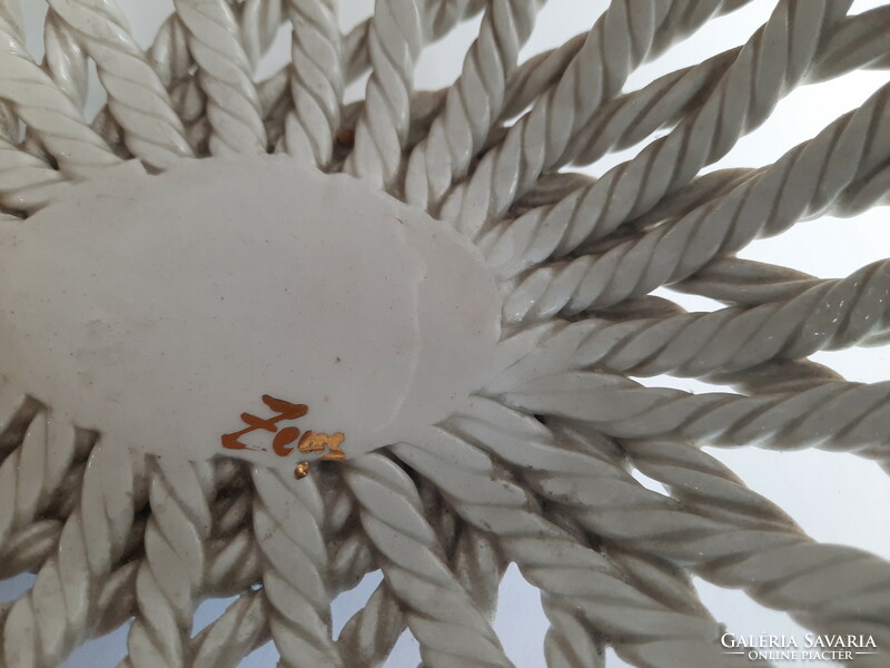 Különleges fonott  porcelán kosár - sérült - törött virágokkal