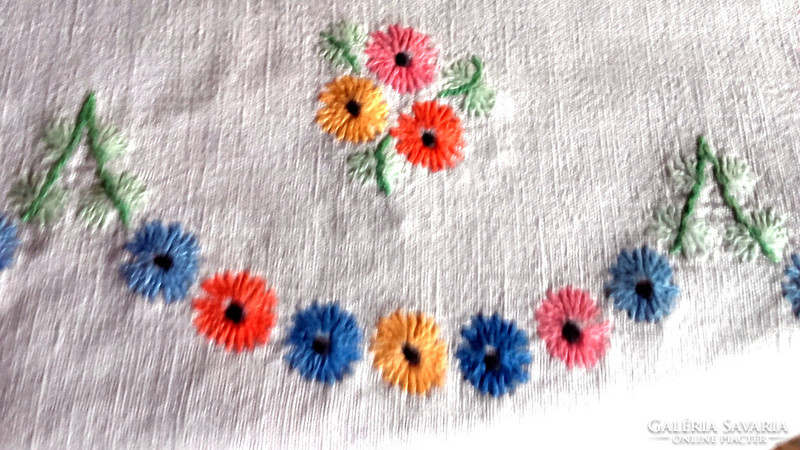 Hand-embroidered tablecloth with a vintage spring feel 150 x 110 - art&decoration
