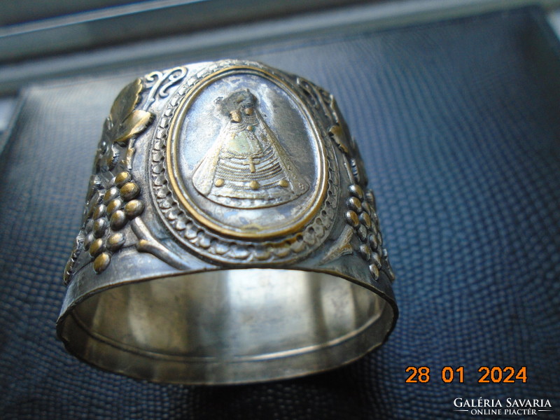 Répoussé ezüstözött réz szalvéta gyűrű Mária Kis Jézussal és gazdag szőlő díszítéssel
