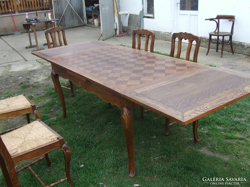 Serving set table, six chairs can be expanded
