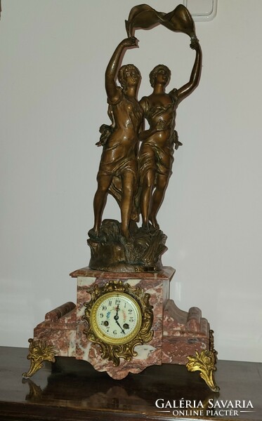 19th century half-baked French marble mantel clock, with a pair of spiater statues, with working mechanism