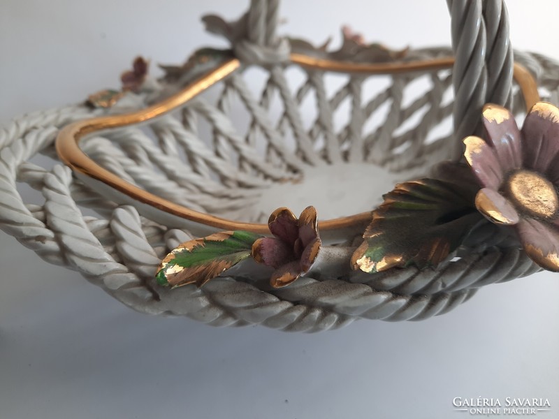 Különleges fonott  porcelán kosár - sérült - törött virágokkal