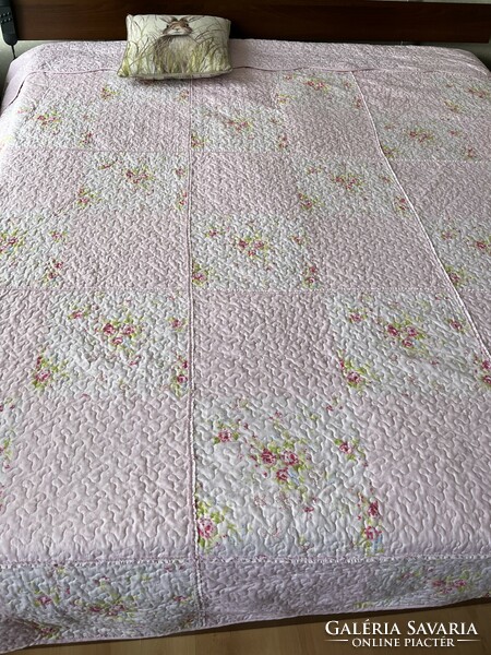 Csodás, angol romantikus rózsás “Kirkton House” nagyméretű steppelt ágytakaró 2,54*2,64m