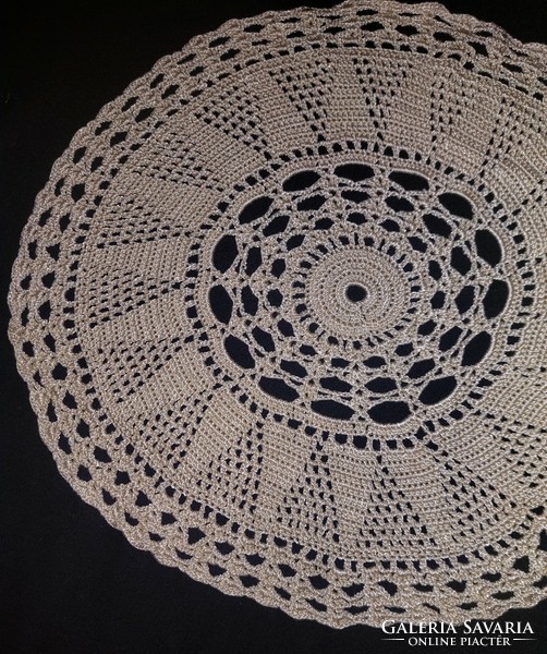 The diameter of the crocheted round tablecloth is 30 cm