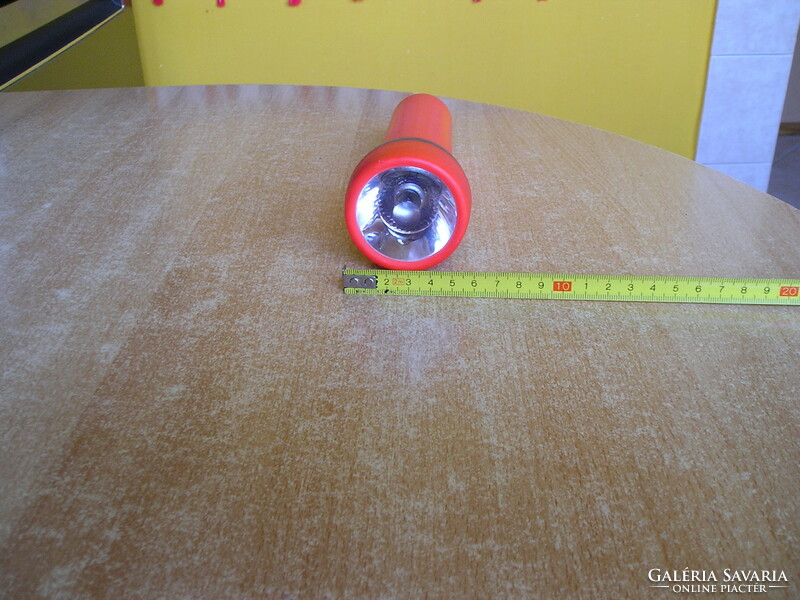 Eveready traditional (incandescent) flashlight - 19 cm.