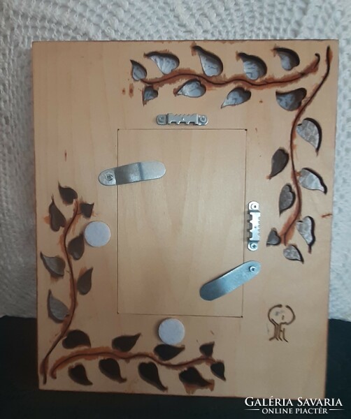 Wooden wall photo frame with leaf pattern