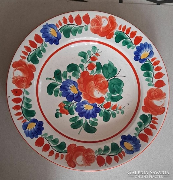 Antique ethnographic bowl with a flower pattern that can be hung on the wall. Size: 23 cm.