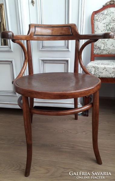 Thonet arm chair, for sale in excellent condition!