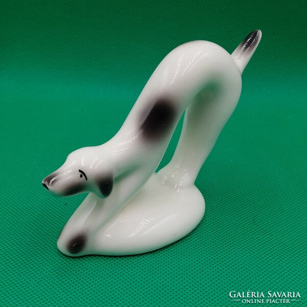 Art deco stílusú  Nyújtózkodó porcelán kutya figura