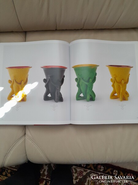 Gorka geza: vase with three kneeling female figures
